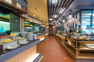 una línea de buffet en un restaurante con comida a la vista en Garden Cliff Resort And Spa, en Norte de Pattaya