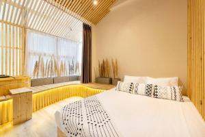 ein Schlafzimmer mit zwei Betten und einem großen Fenster in der Unterkunft HomestayCHAT*TropicalHome1*OldQuarter*Hanoi in Hanoi + 4 Fotos