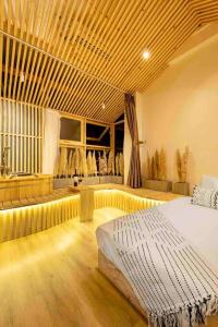 ein Schlafzimmer mit einem großen Bett in einem Zimmer in der Unterkunft HomestayCHAT*TropicalHome1*OldQuarter*Hanoi in Hanoi