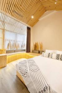 ein Schlafzimmer mit einem großen Bett und einem großen Fenster in der Unterkunft HomestayCHAT*TropicalHome1*OldQuarter*Hanoi in Hanoi