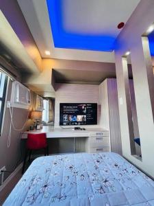 - une chambre avec un lit et un bureau avec un ordinateur dans l'établissement 51st FLOOR, Mountain/City View!!, à Cebu