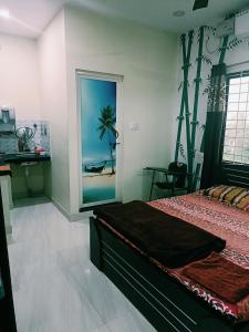 um quarto com uma cama com uma fotografia de uma praia em Maanyatha Home Stay em Manipal
