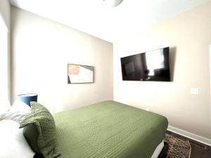 Ein Bett oder Betten in einem Zimmer der Unterkunft Modern Lux Slps 12/7 Beds 2 Mi Dwntwn 3 Bath