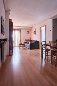 uma sala de estar com um sofá e uma mesa em Apartamento Alcázar parking incluido VU-TERUEL-18-035 em Teruel