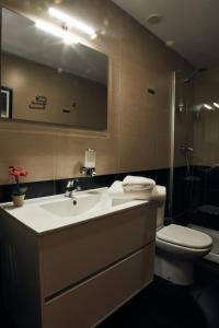 Koupelna v ubytování Apartamento Alcázar parking incluido VU-TERUEL-18-035 + 53 fotografií
