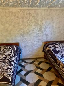 twee bedden naast elkaar in een kamer bij GoGni OLD ROOM in Gogni