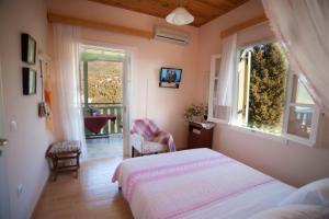 sypialnia z łóżkiem i oknem w obiekcie Deep Blue- Rosemary sea view w mieście Agios Nikitas