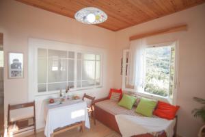 een woonkamer met een bank en een tafel bij Deep Blue- Rosemary sea view in Ayios Nikitas