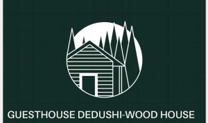 GusinjeにあるDedushi guesthouse &wod cabin-camping placeの月の前の木造家のロゴ