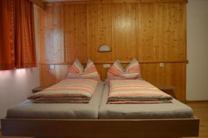 een bed met twee kussens in een kamer bij Kienberghof in Reith im Alpbachtal