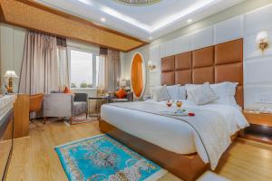 una camera d'albergo con un grande letto e una scrivania di Hotel Meerz a Srinagar