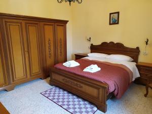 1 dormitorio con 1 cama con 2 toallas en Canalicchio Apartment Strategic for visiting Umbria, en Canalicchio