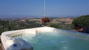 bañera llena de agua con vistas en Canalicchio Apartment Strategic for visiting Umbria, en Canalicchio
