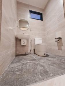 ein Bad mit einem Waschbecken und einem WC in der Unterkunft Paul Pool Villa Pattaya in Bang Sare