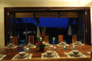 mesa de comedor con vistas al océano en Villa DiKebun, en Ungasan