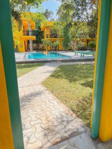 希卡杜瓦的住宿－Easy Living，从大楼内可欣赏到游泳池的景色
