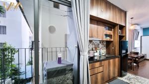 um quarto com uma varanda com um bar e uma mesa em VNAHOMES Serviced Apartment em Hanói