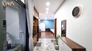 TV a/nebo společenská místnost v ubytování VNAHOMES Serviced Apartment