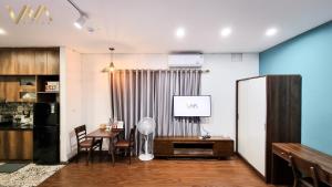 TV a/nebo společenská místnost v ubytování VNAHOMES Serviced Apartment
