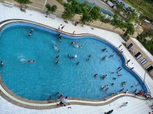 una vista aérea de una gran piscina con gente en ella en Muong Thanh Lai Chau Hotel, en Pan Linh