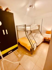 a bedroom with a bunk bed with a yellow mattress at Casa Carol, un hogar fuera de casa. in Cotillo