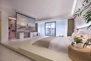 Postel nebo postele na pokoji v ubytování Sky Garden Inn