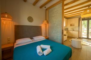 Posteľ alebo postele v izbe v ubytovaní Aphrodite Stone Apartments