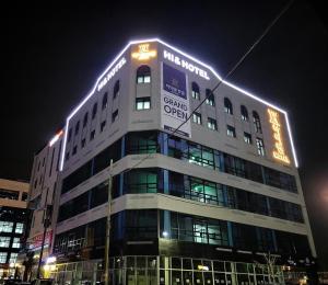 um edifício com um sinal em cima dele à noite em Hi& Hotel em Pyeongtaek