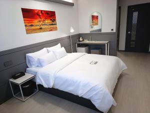 Postel nebo postele na pokoji v ubytování Hi& Hotel + 2 fotografie