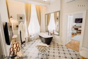 sala de estar con bañera y espejo en Vili Apartments, en Oradea