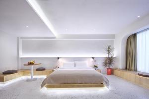 Postel nebo postele na pokoji v ubytování Sky Garden Inn