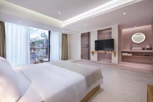 TV a/nebo společenská místnost v ubytování Sky Garden Inn