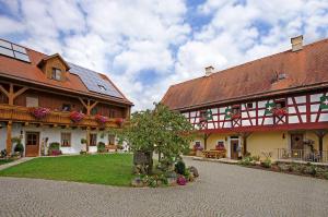 a courtyard of a house with two buildings at Gasthof-Pension Kesslsimerhof in Neualbenreuth