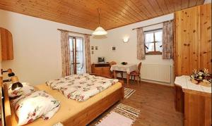 a bedroom with a bed and a table in a room at Gasthof-Pension Kesslsimerhof in Neualbenreuth