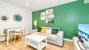 sala de estar con sofá y mesa en HOMEY HAKUNA - Proche centre / Balcon privé / Wifi gratuit en Annemasse