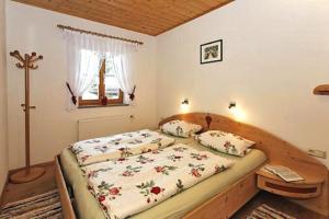 um quarto com uma cama grande e uma cabeceira em madeira em Gasthof-Pension Kesslsimerhof em Neualbenreuth