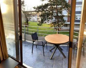 stół i krzesła na balkonie ze stołem w obiekcie Studio Le Touquet w mieście Le Touquet-Paris-Plage