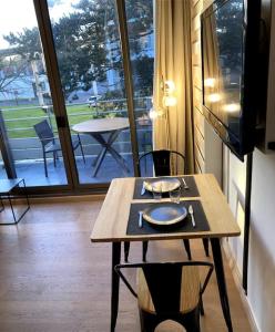 stół z talerzem w pokoju w obiekcie Studio Le Touquet w mieście Le Touquet-Paris-Plage +1 zdjęcie