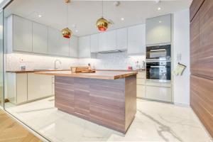 Kuchyň nebo kuchyňský kout v ubytování Maison Privee - Sun Sand & Dubai Luxury at JBR Beach