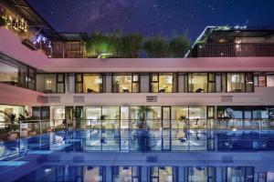 Bazén v ubytování Sky Garden Inn nebo v jeho okolí