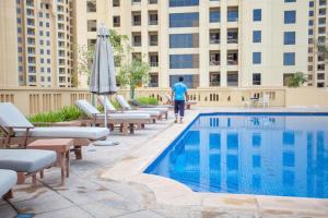 Bazén v ubytování Maison Privee - Sun Sand & Dubai Luxury at JBR Beach nebo v jeho okolí