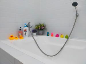 eine Badewanne mit Duschschlauch im Bad in der Unterkunft D'Port DicksonMuslimOnly Homestay in Port Dickson