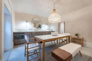 una cucina con tavolo e sedie e una sala da pranzo di Sofisticado apartamento en frente a la playa a Málaga