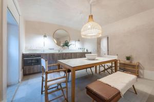 une cuisine avec une table et des chaises ainsi qu'une salle à manger dans l'établissement Sofisticado apartamento en frente a la playa, à Malaga