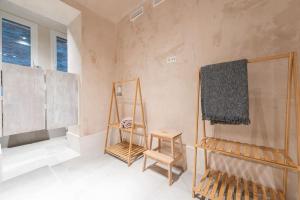 Cette chambre comprend une douche et une serviette murale. dans l'établissement Sofisticado apartamento en frente a la playa, à Malaga