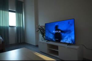 TV a/nebo společenská místnost v ubytování Minimalist lovely studio - Entire rental unit