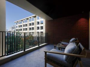 - un balcon avec vue sur un bâtiment dans l'établissement THE HOTEL SANRAKU KANAZAWA 21th December 2022 OPEN, à Kanazawa