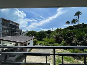 - une vue depuis le balcon d'un bâtiment dans l'établissement Rold and Roub Home Suites powered by Cocotel, à Puerto Galera