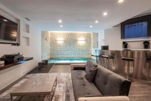 ミラノにあるDesign Apartment with private pool exclusive use - Stelvio 21のリビングルーム(ソファ付)、スイミングプールが備わります。