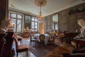 Posezení v ubytování L'Hotel de Panette, Un exceptionnel château en coeur de ville